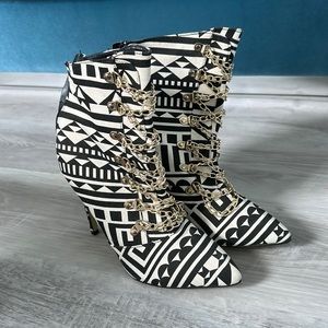 Stylish fun heels with gold chains